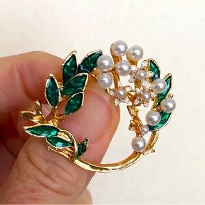 Brooch, wreath, NIP, green,gold& white, circular, 1.5” diam. all year usage